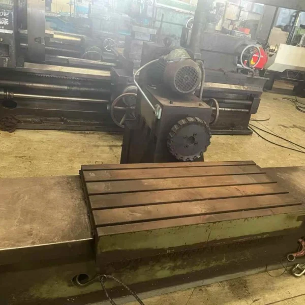 Milling machine, horizontal milling machine